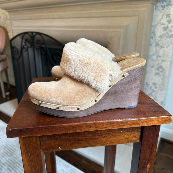 Vince Camuto Tan Shearling Clog Wedges - Picture 3 of 4
